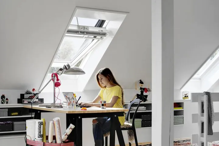 Arbeitsplatz unter einem VELUX Dachfenster