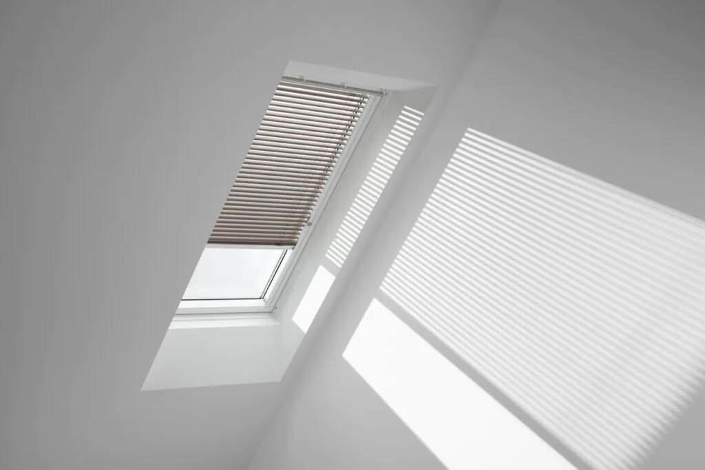 VELUX Jalousie montiert auf VELUX Dachfenster