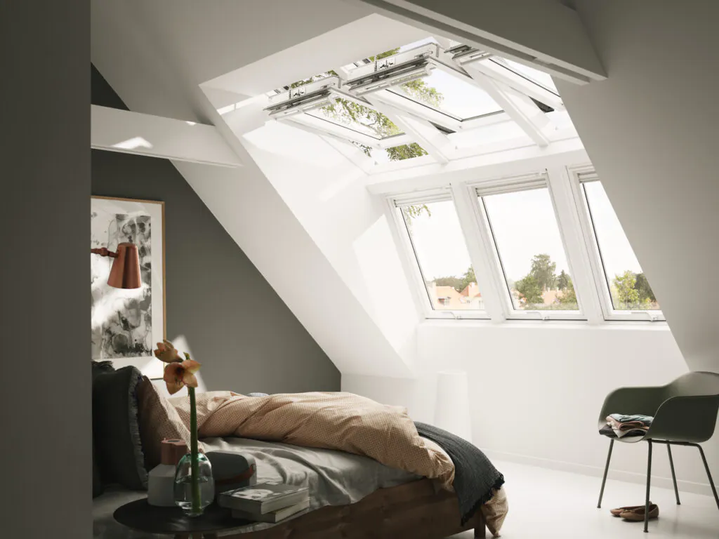 Een VELUX dakkapel met elektrische dakramen boven