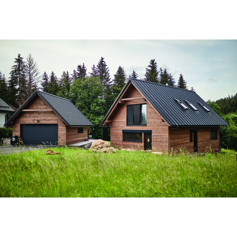 Einfamilienhaus mit mehreren Dachfenstern im dunklen Steildach